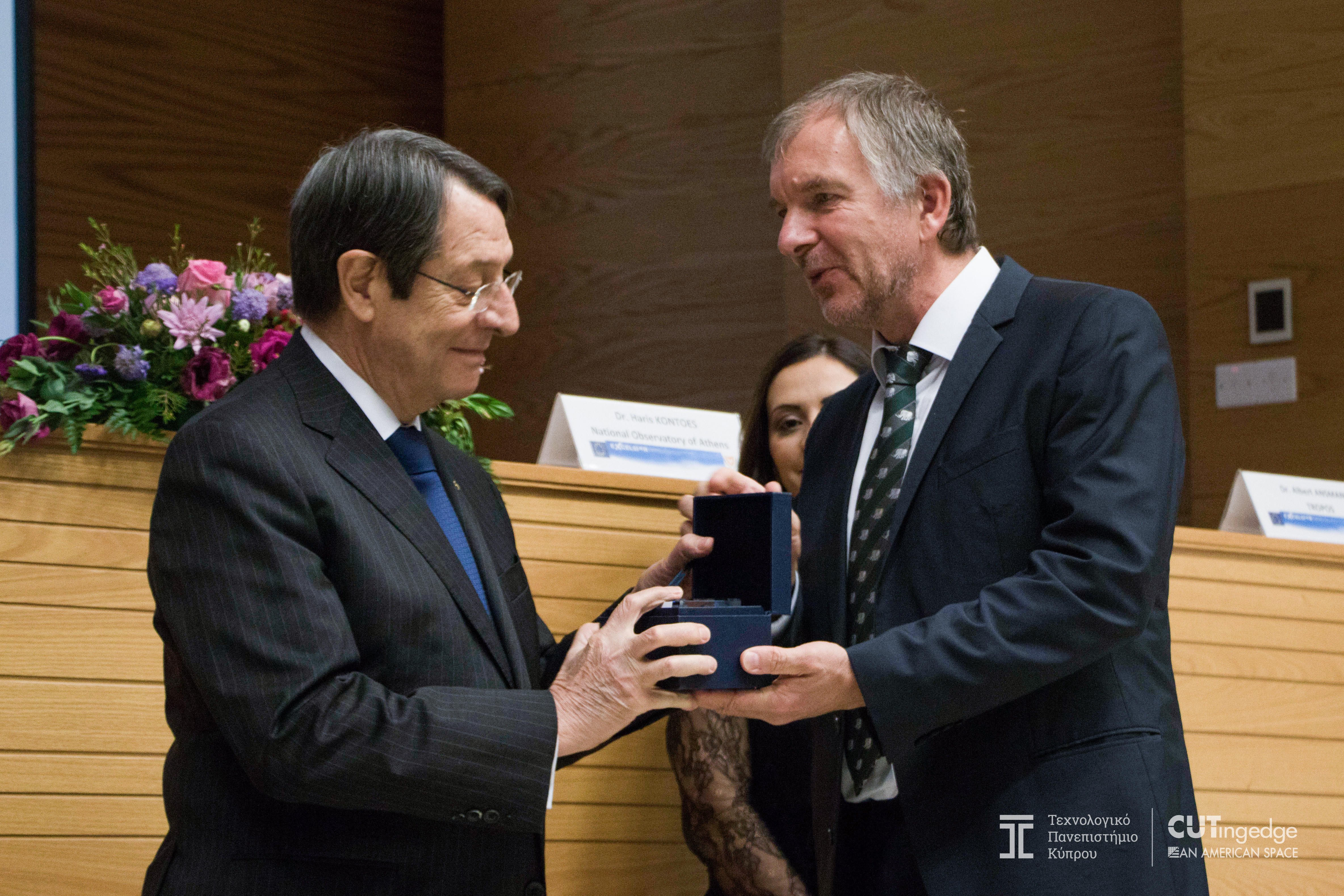 On the occasion of the opening ceremony of the EXCELSIOR project, the Cypriot President Anastasiades receives a present from DLR as a guest gift from Gunter Schreier, Deputy Director of DFD and Head of DLR’s share in the project.